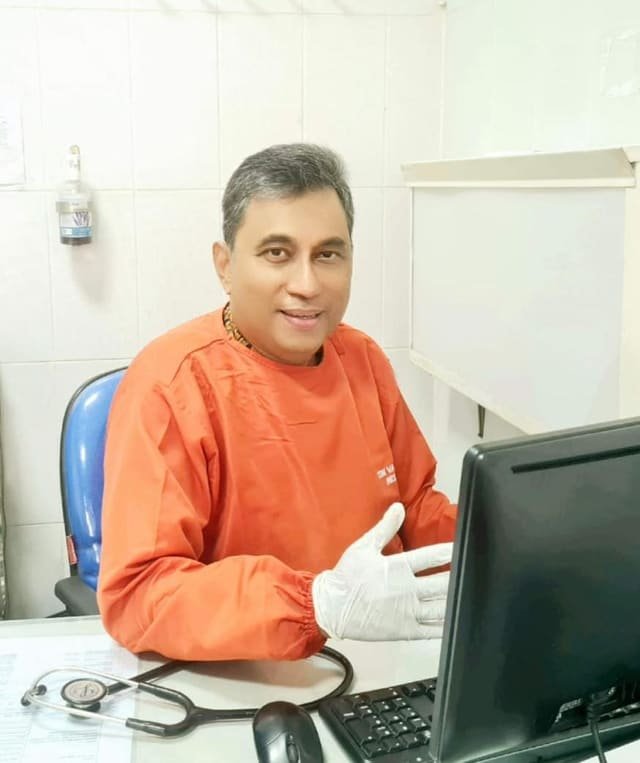 A Mitra 911 doctor on duty at the consulting desk