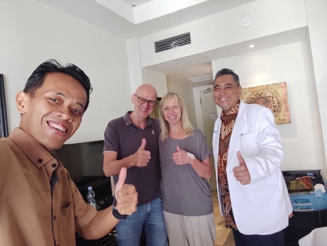 International guests with the Mitra 911 doctor and coordinator after treatment in their room